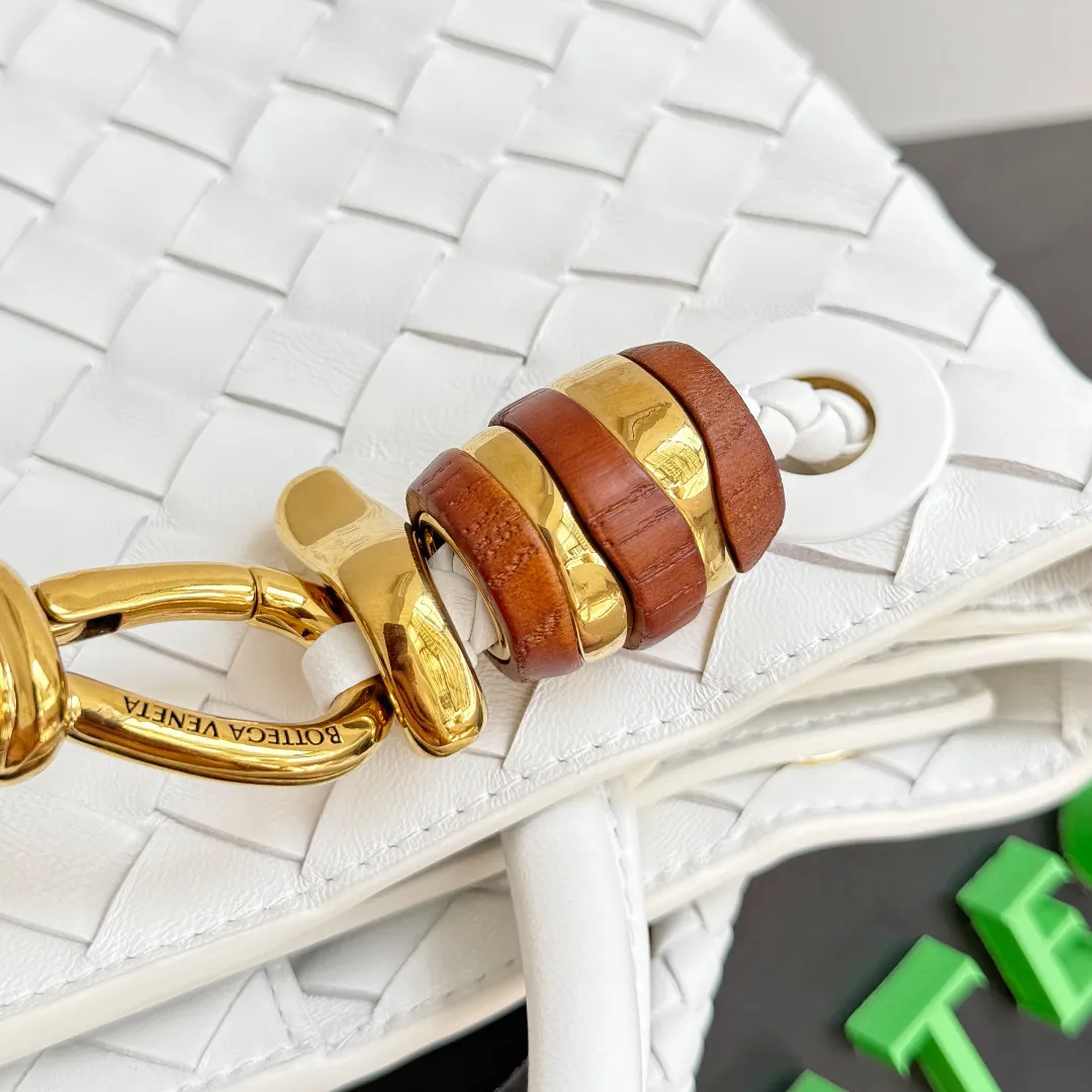 The new Andiamo batch of 3060 BV is shipped‼ ️The classic intercciato weaving process is used to create a soft bag, the metal knot is made of micro-cast aluminum using jewelry technology🪢, and the decorative beads are made of metal and hand-polished oak, allowing you to jump repeatedly between elegance and fun💃, making it unpredictable. Classic and versatile, it shows off your temperament, and the bag has a large capacity, making it very convenient for daily commuting! It has a variety of carrying methods, the shoulder straps can be adjusted by yourself, the original lambskin feels soft and delicate, and the unisex style breaks gender boundaries and brings a more practical and long-lasting use experience. The Andiamo, which has both elegant and casual styles, perfectly interprets the "fashionable old money style". Style number: 743568+wood hardware Color: white Size: 25*22*10.5cm